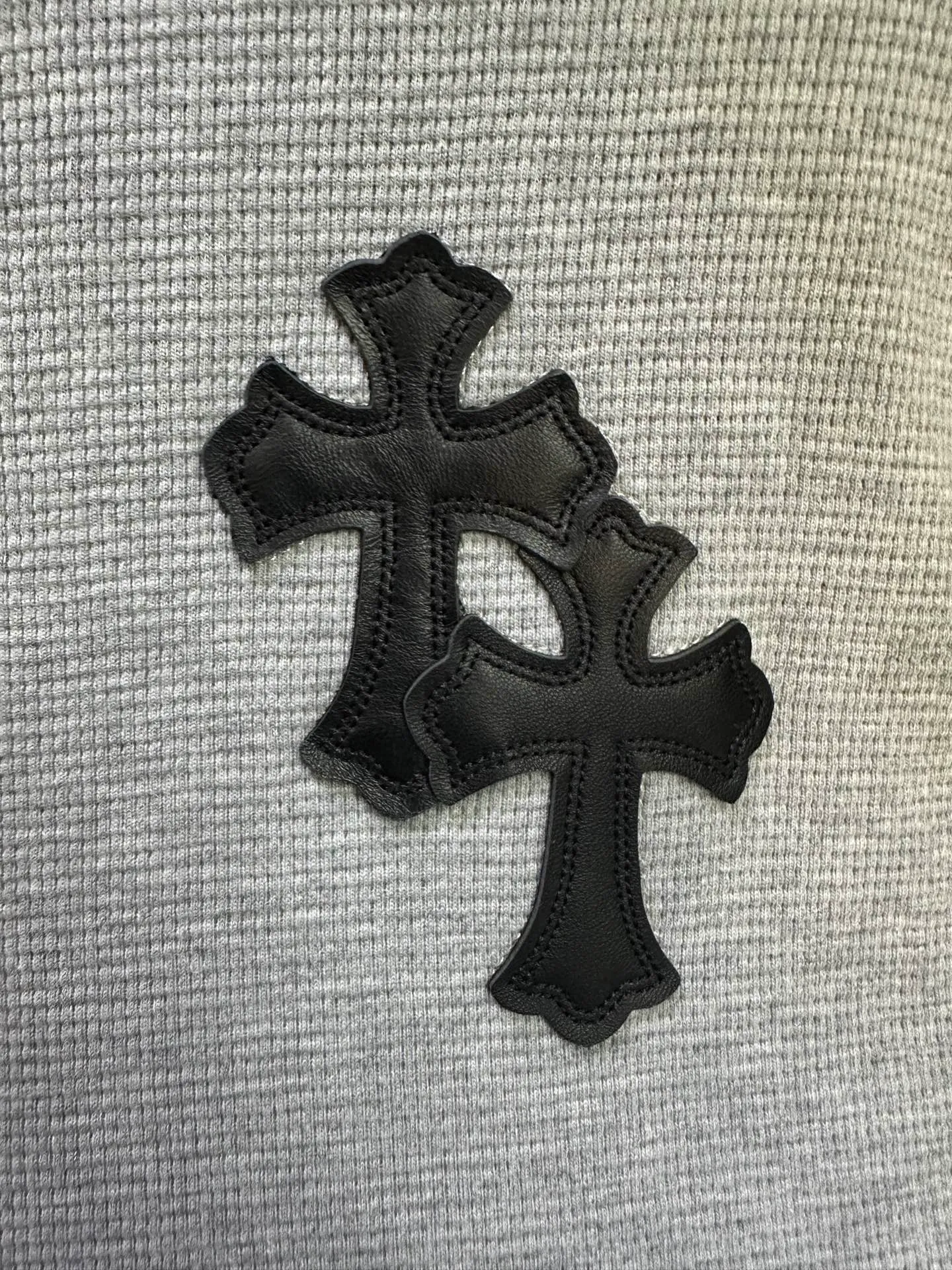 P390 Chrome Hearts patchwork leather Henry collar waffle long-sleeved T. Fabric: Made of 350g cotton waffle double-layer material. Differentiating low weight, cutting corners and non-pure cotton market products), a lot of effort has been put into the fabric, hardware and craftsmanship. The top quality in the market and industry benchmark are only owned by a few people. The overall wiring is straight and delicate, the fabric is comfortable and soft, and the color is consistent without color difference. Customized hardware, thread, accessories, plate alignment, same style for men and women -Color: black gray -Size: S M L